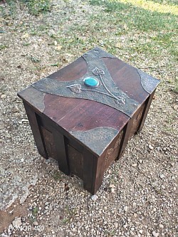 Arts and crafts coffre a battant
